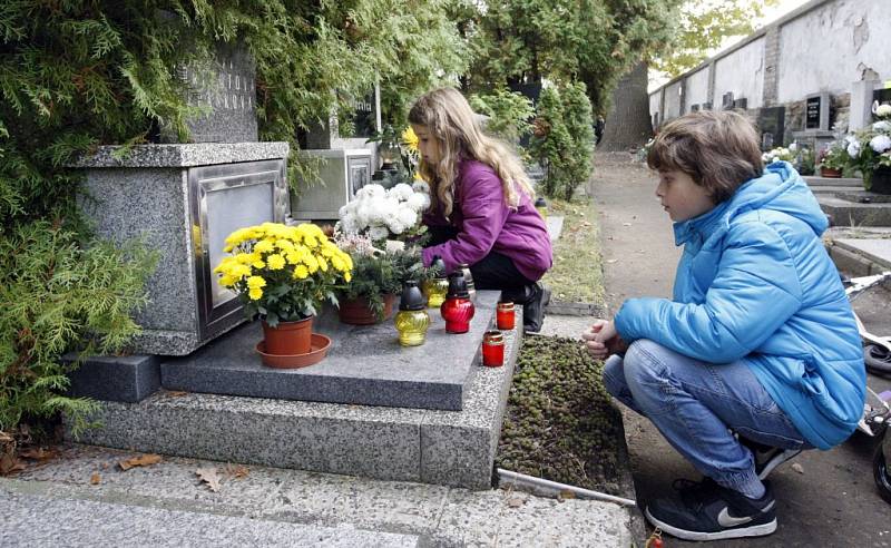 Památku zesnulých Dušičky si na pardubických hřbitovech o uplynulém víkendu připomínaly celé rodiny. 