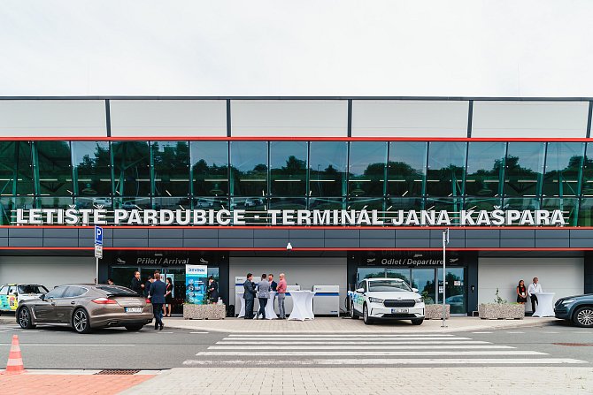 Pardubické letiště se snaží rozjet cargo dopravu a pomoci mu v tom mají regionální firmy. V terminálu Jana Kašpara se tak v úterý v podvečer sešly největší importéři a exportéři z Pardubického a Královéhradeckého kraje.