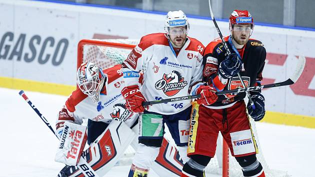 Hokejové utkání Tipsport extraligy v ledním hokeji mezi HC Dynamo Pardubice (v bíločerveném) a HC Mountfield Hradec Králové (v černočerveném) v pardudubické enterie areně.