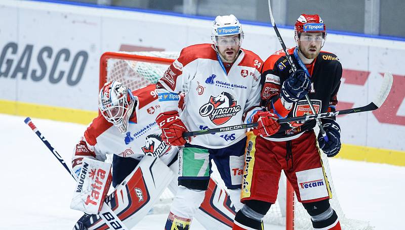 Hokejové utkání Tipsport extraligy v ledním hokeji mezi HC Dynamo Pardubice (v bíločerveném) a HC Mountfield Hradec Králové (v černočerveném) v pardudubické enterie areně.