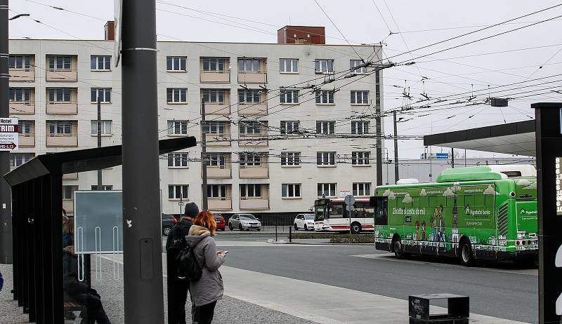 Z Pernerovy ulice na náměstí Jana Pernera. Část strážníků Městské policie Pardubice (MP) přesídlila do nové služebny, ze které mají přehled o dění v okolí pardubického hlavního nádraží.