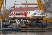 Jeřáby vyzdvihly 10. března 2022 z přístaviště v Přelouči na Pardubicku z vody výletní loď Arnošt z Pardubic. Na souši loď čeká prohlídka technického stavu.