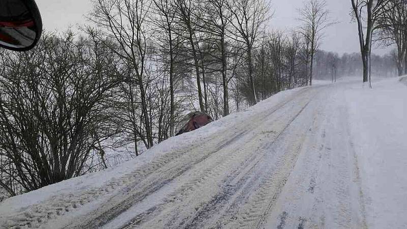 Silnice u Bystrého u Poličky. Kampak se asi schovalo to auto?