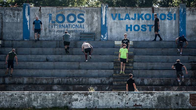 Pardubičtí hokejisté a vojáci spojili síly při tréninku. S kádrem A týmu HC Dynamo Pardubice si změřili síly také čtyři příslušníci 141. zásobovacího praporu 14. pluku logistické podpory v Pardubicích.