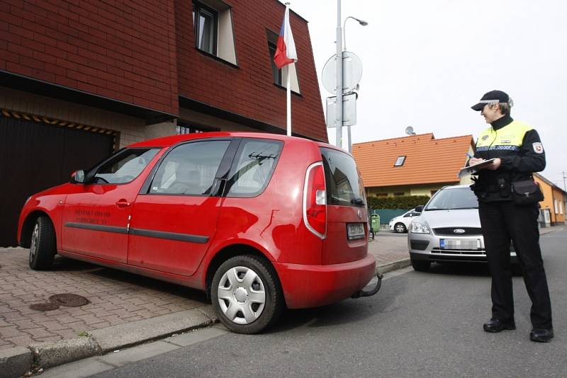 Parkování ve Svítkově je problém. Místní radnice požádala městskou policii o důraznější postup v případě parkování na chodnících nebo na veřejné zeleni.