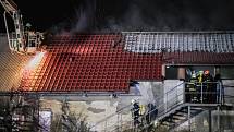 Požár haly zemědělského objektu v Rokytně.