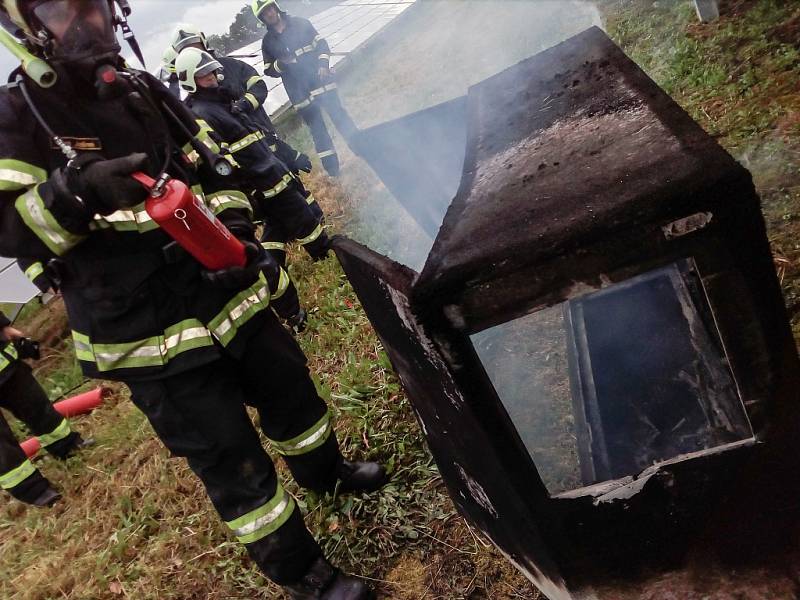 U Kostěnic v pátek ráno došlo k požáru fotovoltaické elektrárny.