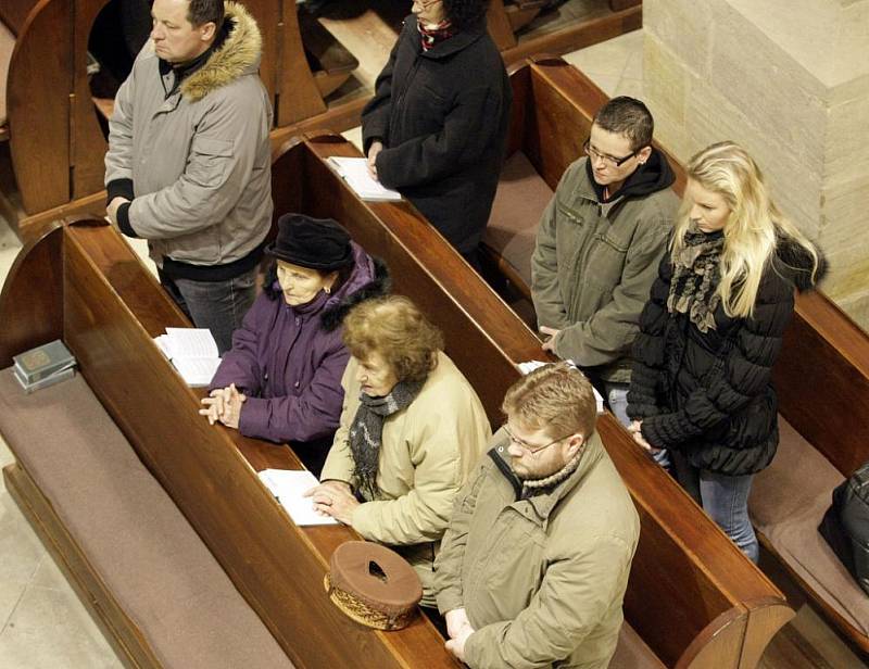 Úmrtí Václava Havla si věřící připomněli i věřící při mši v kostele sv. Bartoloměje v Pardubicích.  