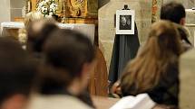 Úmrtí Václava Havla si věřící připomněli i věřící při mši v kostele sv. Bartoloměje v Pardubicích.  