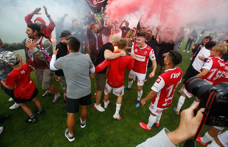 Oslavy titulu mistra Fobalové národní ligy týmu FK Pardubice na hřišti pod Vinicí v Pardubicích.