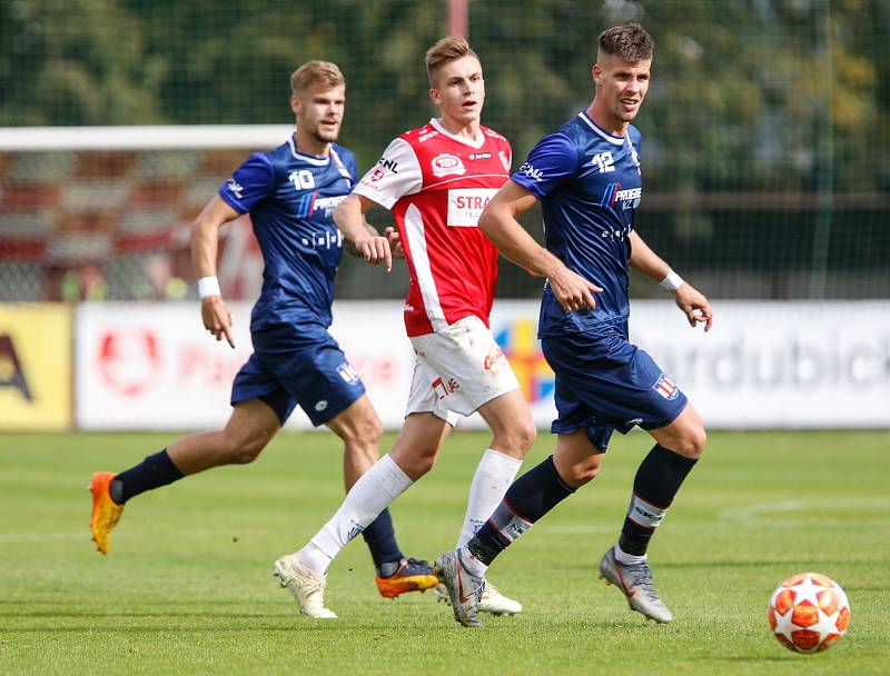 Utkání Fobalové národní ligy mezi FK Pardubice (ve červenobílém) a SK Líšeň ( v modrém) na hřišti pod Vinicí v Pardubicích.