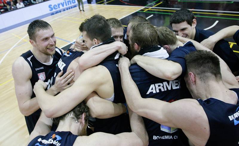 Basketbalové utkání play off Kooperativy NBL mezi BK JIP Pardubice (v bíločerném) a BK Armax Děčín (v černém) v pardubické hale na Dašické.