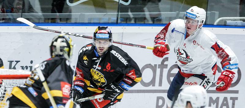 Hokejové utkání Tipsport extraligy v ledním hokeji mezi HC Dynamo Pardubice (bílém) a HC Verva Litvínov (v černožlutém) v pardudubické ČSOB po jišťovna ARENA.