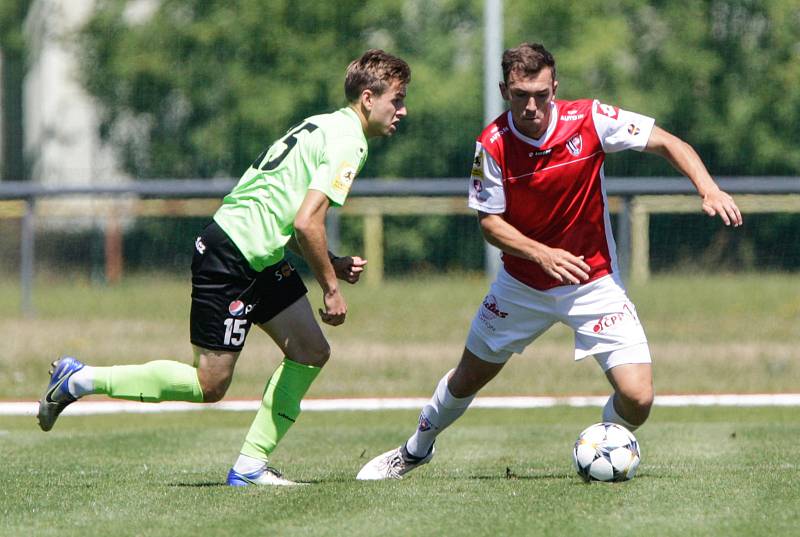 Přípravné fotbalové utkání mezi FK Pardubice (v červenobílém) a FK Viktoria Žižkov (v zeleném) na hřišti v Přelouči.