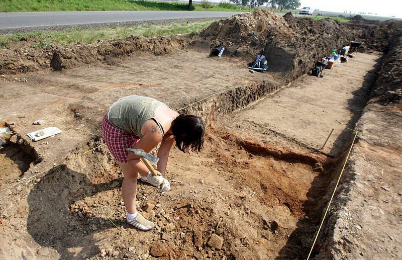 Záchranný archeologický průzkum u Medlešic provádějí také studenti pardubické univerzity