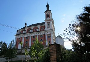 Kostel Panny Marie Pomocné na Chlumku v Luž  a Večer pro dva ve třech v podání mistra houslí Jaroslava Svěceného.