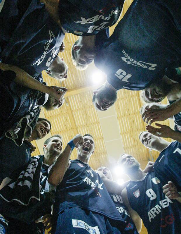 Basketbalové utkání play off Kooperativy NBL mezi BK JIP Pardubice (v bíločerném) a BK Armax Děčín (v černém) v pardubické hale na Dašické.