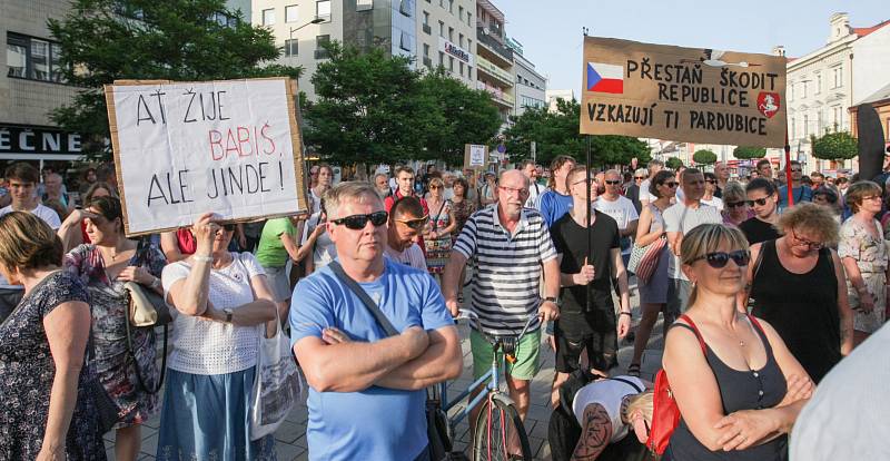 Zhruba šest set lidí se v úterý sešlo u sochy Jana Kašpara v Pardubicích. Opět protestovali proti premiérovi Andreji Babišovi a ministryni spravedlnosti Marii Benešové.