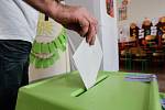 Úderem páteční druhé hodiny odpoledne se otevřely volební místnosti pro volby do Poslanecké sněmovny. 