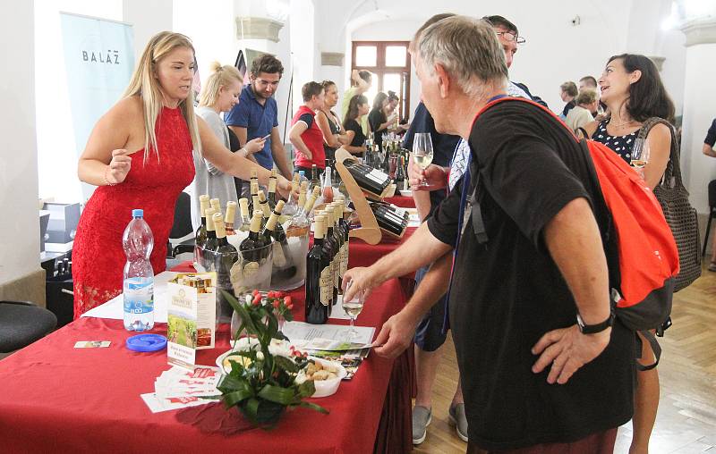 Z archivu. Pardubický festival vína v prostorách pardubického zámku.