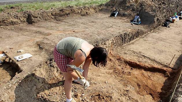 Záchranný archeologický průzkum u Medlešic provádějí také studenti pardubické univerzity