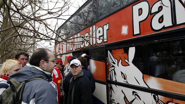 Přinesl snad pardubickým hokejistům štěstí autobus jejich fanoušků?