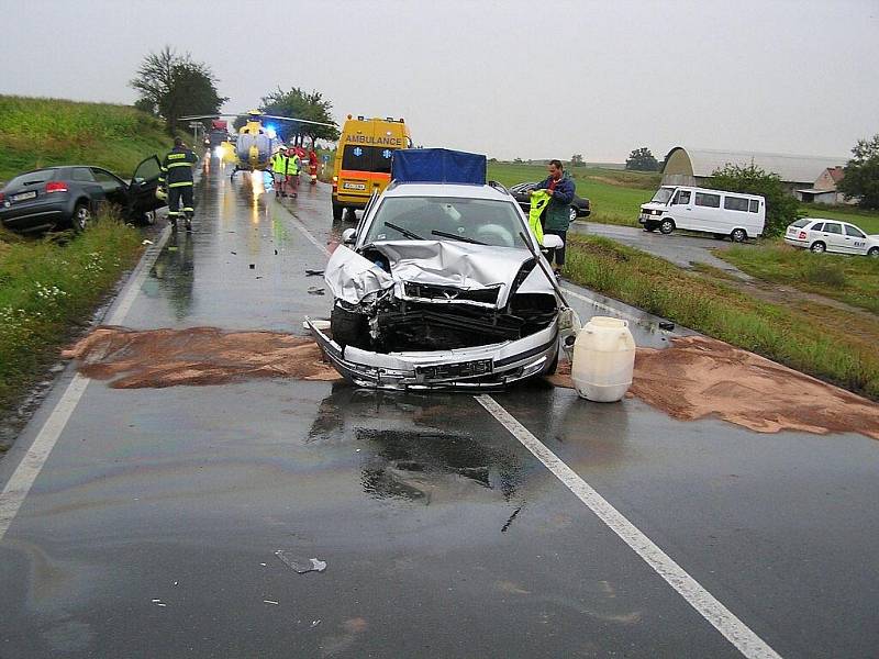 Těžká dopravní nehoda na několik hodin uzavřela silnici mezi Holicemi a Dolními Ředicemi. 