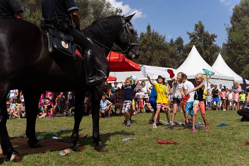 Nezaleknou se dýmu ani ohně. Koně i psi strážníků váleli ve Sportovním parku. Desítky sportů si tam lidé mohou vyzkoušet až do neděle.