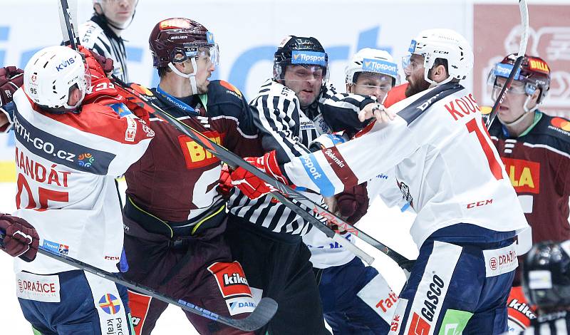 Hokejové utkání Tipsport extraligy v ledním hokeji mezi HC Dynamo Pardubice (v bíločerveném) a HC Sparta Praha (v červeném) v pardudubické enterie areně.