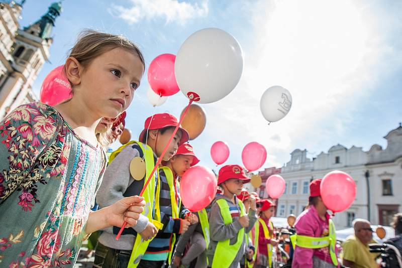 Z archivu Deníku. Zahájení staršího ročníku festivalu Zrcadlo umění na Pernštýnském náměstí v Pardubicích.