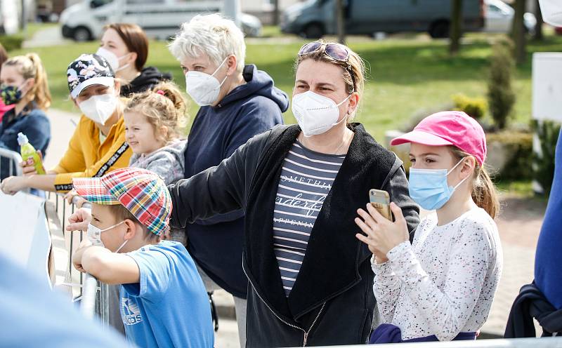 Mistrovství České republiky v půlmaratonu vyhráli Vít Pavlišta (číslo1) a Tereza Hrochová (číslo 11).