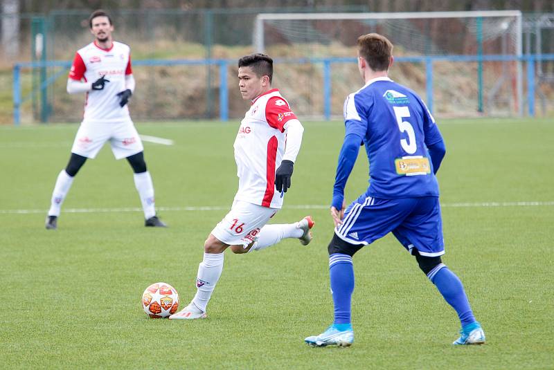 Přípravné utkání Fortuna národní ligy mezi FK Pardubice (ve červenobílém) a FC Velké Meziříčí (v modrém) na hřišti v Ohrazenicích v Pardubicích.