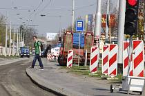 Rekonstrukce povrchu vozovky na Poděbradské připraví pro město další dávku dopravního chaosu.