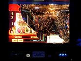 Výherní automat nebyl výherní, tak mu nespokojený hráč rozbil ciferník.
