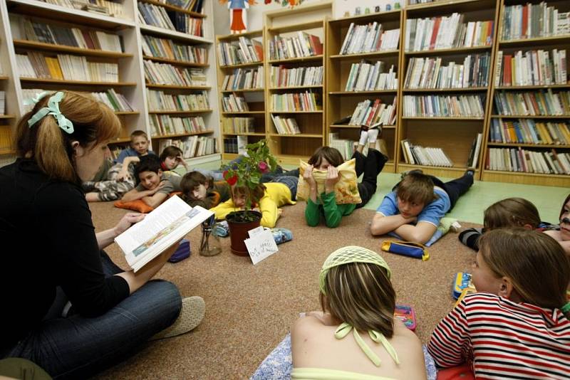 CHVALETICE. Děti na Základní škole ve Chvaleticích strávily páteční noc v knihovně s pohádkářem Andersonem.