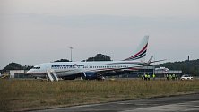 Boeing 737-800 vyjel na pardubickém letišti při přistání z dráhy.