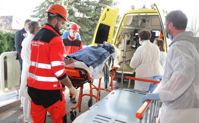 Cvičení Letadlo 2018 pro část figurantů končilo až v Pardubické nemocnici. I zde běžel nácvik traumaplánu.