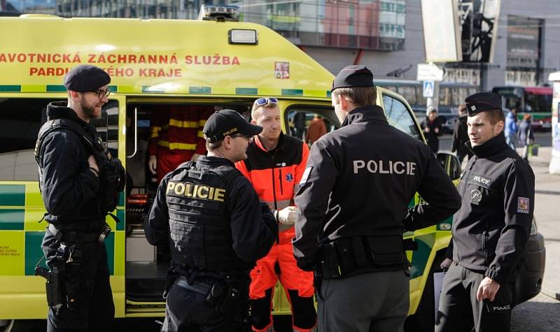 Opilý muž se postaral o rozruch na Masarykově náměstí v centrum Pardubic. Chtěl se vrhnout do silnice pod auto.