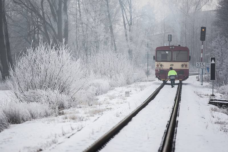 Střet osobního motorového vlaku a auta u Moravan na Pardubicku se naštěstí obešel bez zranění.