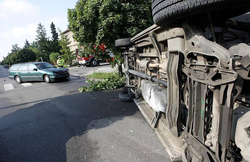 Řidič dodávky nedal přednost osobnímu vozu na hlavní silnici - a skončil převrácený na boku.