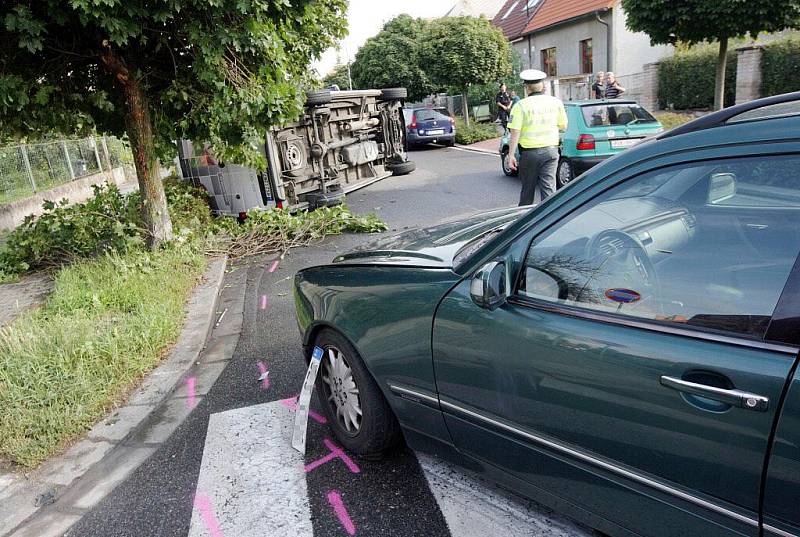 Řidič dodávky nedal přednost osobnímu vozu na hlavní silnici - a skončil převrácený na boku.