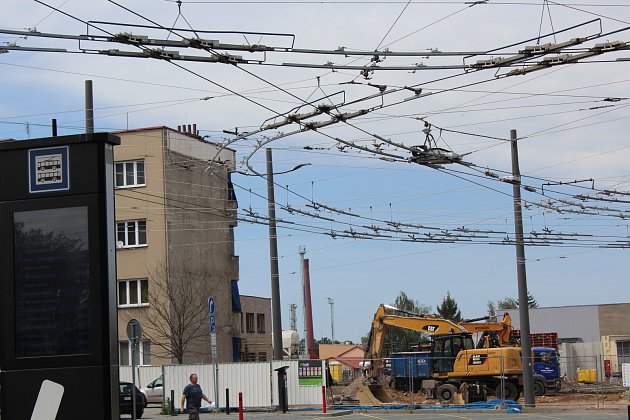 Spolu se zahájením stavby terminálu B se městu podařilo vyřešit otázku spojenou s provozem stávajícího autobusového nádraží ležícího na pozemcích společnosti Redstone House.