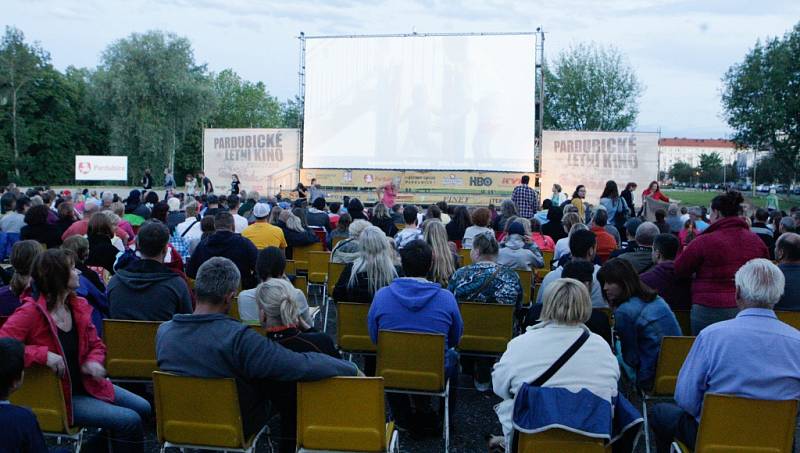 Letní kino v Pardubicích zahájili filmem Anděl Páně 2.