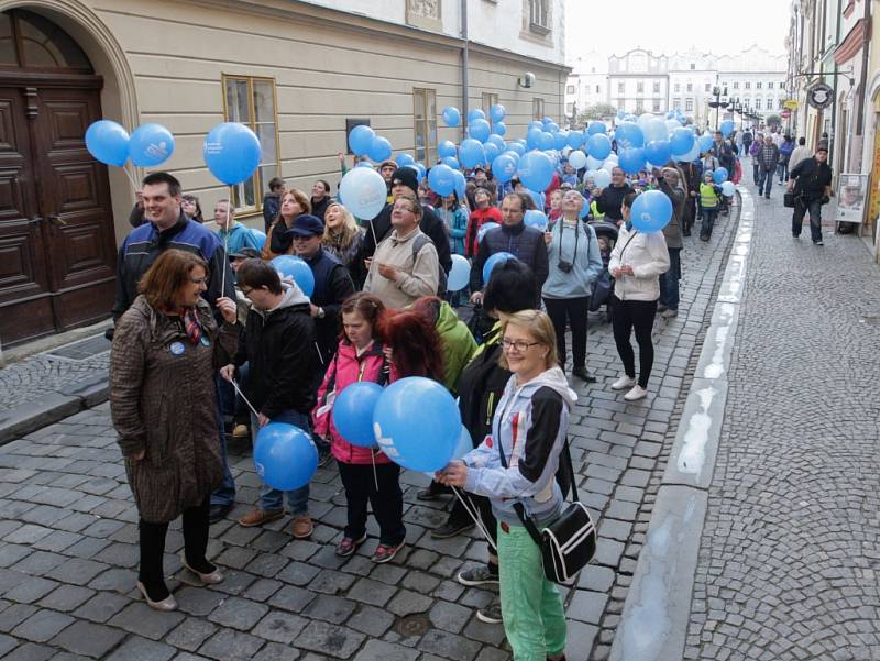 Modrý průvod na podporu autistů v Pardubicích.