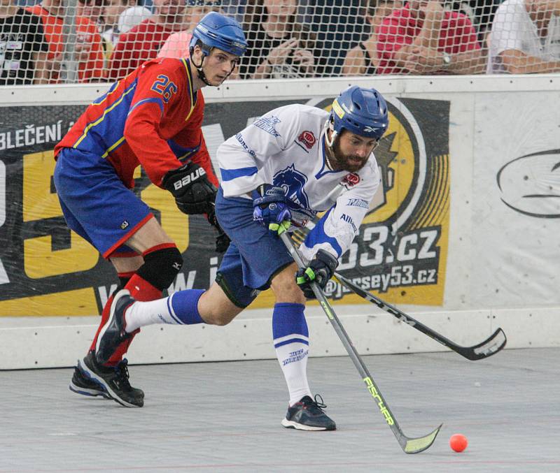 Čtvrté finále hokejbalové play-off CROSSDOCK extraligy mezi HBC Autosklo-H.A.K. Pardubice (v bílomodrém) a  HC Kert Park Praha(v červeném) na hřišri v Polabinách.