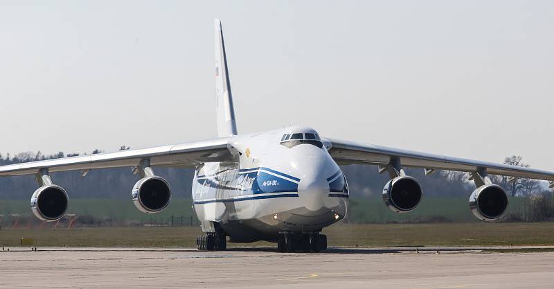 Na pardubickém letišti 1.4. přistál čtvrtý nákladní speciál Antonov An-124-100M Ruslan s dalším nákladem  zdravotnického materiálu a ochranných prostředků.