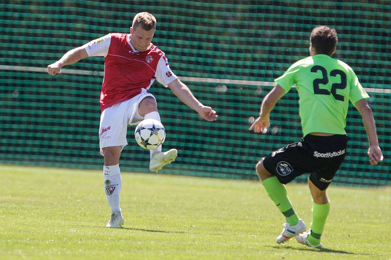 Přípravné fotbalové utkání mezi FK Pardubice (v červenobílém) a FK Viktoria Žižkov (v zeleném) na hřišti v Přelouči.