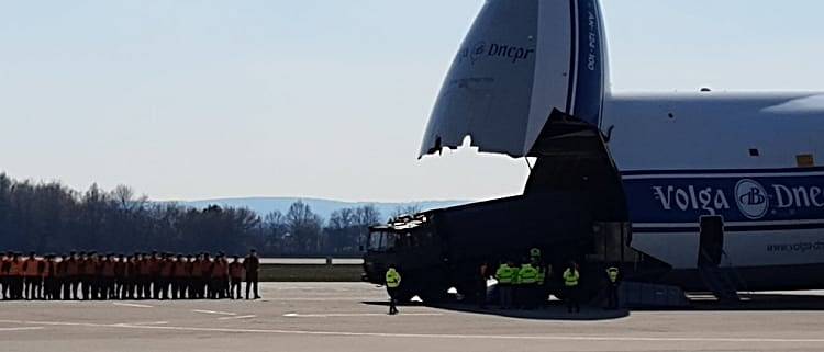 Ve středu ve dvě odpoledne dosedlo na plochu další letadlo se zdravotnickým materiálem