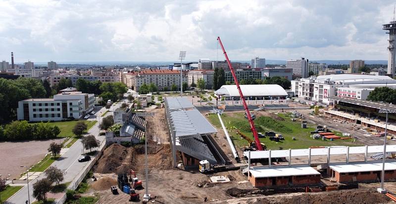 Letní stadion obléká nový kabát. Čerstvou novinkou je vztyčení stožárů s osvětlením.