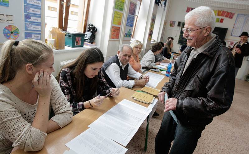 Úderem páteční druhé hodiny odpoledne se otevřely volební místnosti pro volby do Poslanecké sněmovny. 